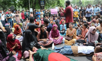 কাকরাইল মোড়ে জবি শিক্ষক-শিক্ষার্থীদের গণ-অনশন শুরু