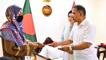 প্রধানমন্ত্রীর সঙ্গে শহীদ সেনাসদস্যদের পরিবারের সাক্ষাৎ প্রধানমন্ত্রীর সঙ্গে শহীদ সেনাসদস্যদের পরিবারের সাক্ষাৎ