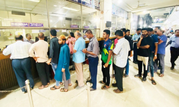 ঈদের আগে ব্যাংক থেকে টাকা তোলার হিড়িক