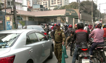 মধ্যপ্রাচ্যে সংঘাত: জ্বালানি সংকটের শঙ্কায় পাম্পে তেল কেনার হিড়িক