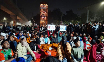 শীত উপেক্ষা করে হাদি হত্যার বিচার দাবিতে মধ্যরাতেও উত্তাল শাহবাগ