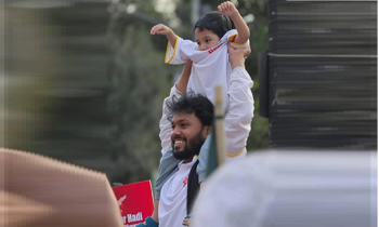 ‘ভাইয়া আমার বাচ্চাটার দিকে একটু খেয়াল রাইখেন’ বলে কেঁদেছিলেন হাদি ‘ভাইয়া আমার বাচ্চাটার দিকে একটু খেয়াল রাইখেন’ বলে কেঁদেছিলেন হাদি