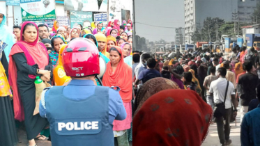 সড়ক অবরোধ করে বেতনের দাবিতে কারখানা শ্রমিকদের বিক্ষোভ