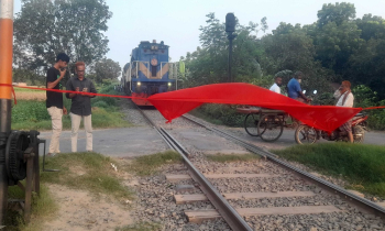 রাজশাহীতে রেলপথ অবরোধ, সারাদেশের সঙ্গে ট্রেন যোগাযোগ বন্ধ