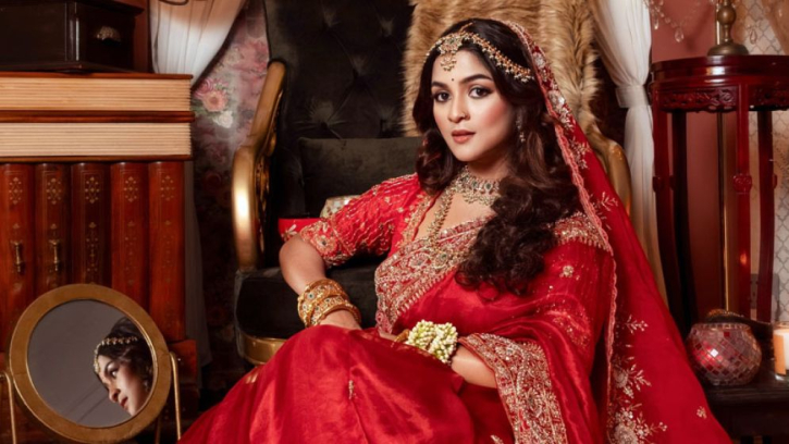 লাল শাড়িতে মোহময়ী রূপে সাদিয়া আয়মান