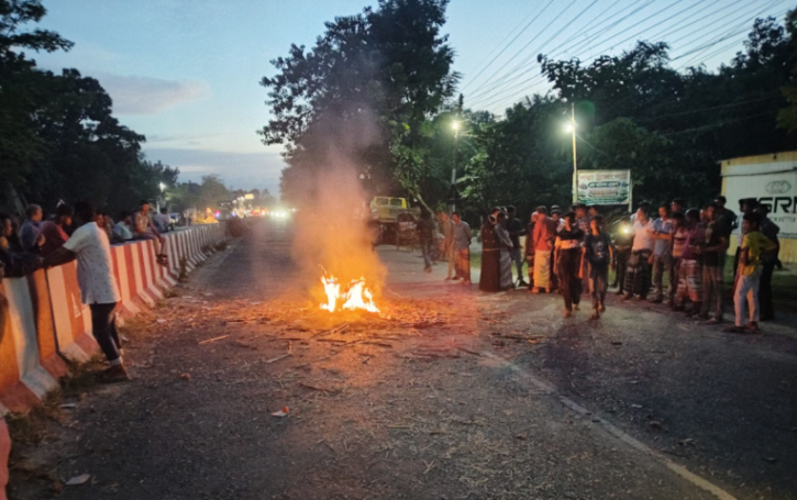 রাজবাড়ীতে কবর থেকে লাশ তুলে পুড়িয়ে দিলো জনতা, সংঘর্ষে নিহত ১ রাজবাড়ীতে কবর থেকে লাশ তুলে পুড়িয়ে দিলো জনতা, সংঘর্ষে নিহত ১