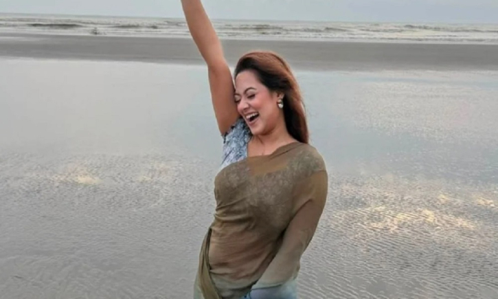 সমুদ্রপাড়ে নতুন লুকে দীঘি, ভক্তদের কৌতূহল