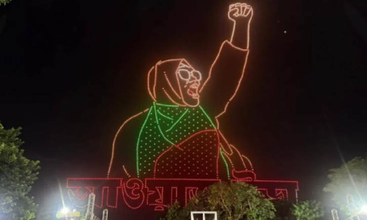 জুলাই গণঅভ্যুত্থানে নারীদের স্মরণে ড্রোন শোতে ঝলমল ঢাকার আকাশ জুলাই গণঅভ্যুত্থানে নারীদের স্মরণে ড্রোন শোতে ঝলমল ঢাকার আকাশ