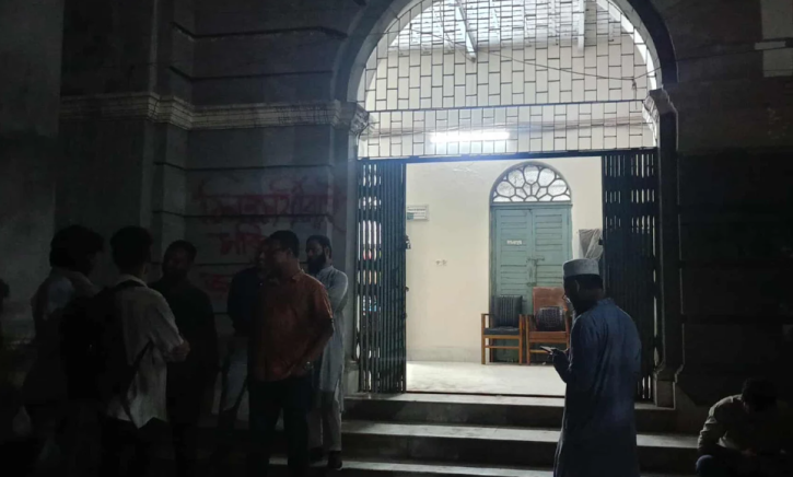 ৮ ঘণ্টা পর জবির প্রশাসনিক ভবনের তালা খুলল আন্দোলনরত শিক্ষার্থীরা ৮ ঘণ্টা পর জবির প্রশাসনিক ভবনের তালা খুলল আন্দোলনরত শিক্ষার্থীরা