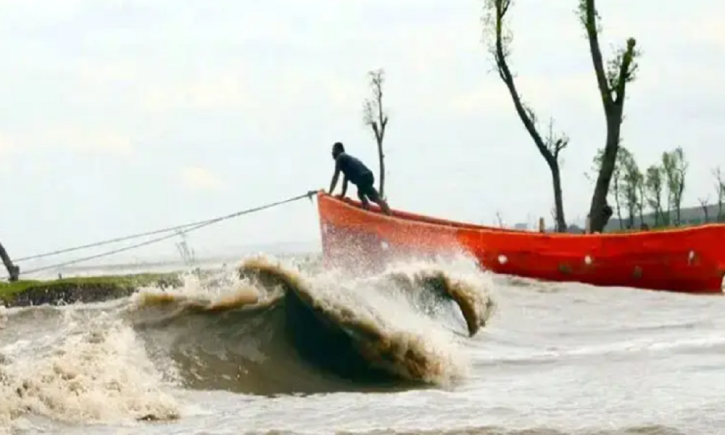 বঙ্গোপসাগরে ঘূর্ণিঝড় ‘ডিটওয়াহ’, চার বন্দরে ২ নম্বর সংকেত