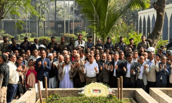 শহীদ ওসমান হাদির কবর জিয়ারত করলেন তারেক রহমান