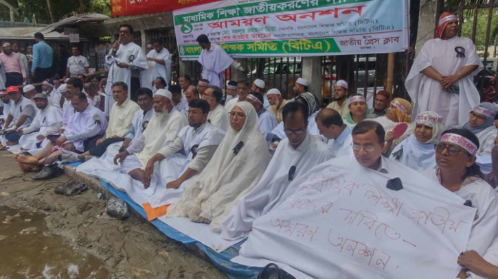কাফনের কাপড় পরে আমরণ অনশনে শিক্ষকরা কাফনের কাপড় পরে আমরণ অনশনে শিক্ষকরা
