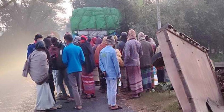 সূর্য উঠার আগেই সড়কে গেল ৩ শ্রমিকের প্রাণ সূর্য উঠার আগেই সড়কে গেল ৩ শ্রমিকের প্রাণ