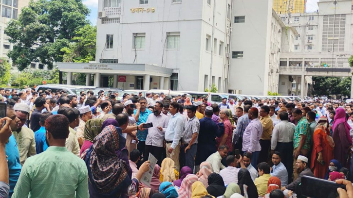 কর্মচারীদের দাবি প্রধান উপদেষ্টাকে অবহিত করবেন মন্ত্রিপরিষদ সচিব কর্মচারীদের দাবি প্রধান উপদেষ্টাকে অবহিত করবেন মন্ত্রিপরিষদ সচিব