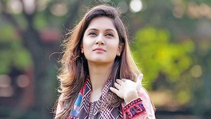 মিথিলার পাসপোর্টে স্বামীর নাম কি?