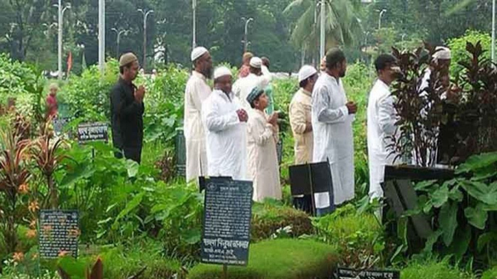 দাফনের পর কবরের পাশে দোয়া করা: ইসলামের দৃষ্টিতে কী নিয়ম? দাফনের পর কবরের পাশে দোয়া করা: ইসলামের দৃষ্টিতে কী নিয়ম?