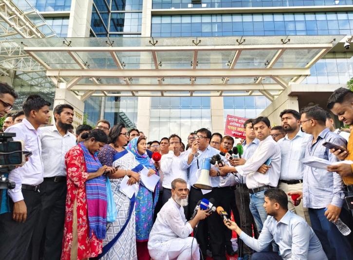 চেয়ারম্যানের পদত্যাগ দাবিতে অবরুদ্ধ এনবিআর, পরিস্থিতি উত্তপ্ত