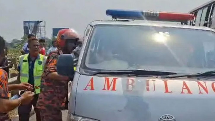 দাঁড়িয়ে থাকা অ্যাম্বুলেন্সে বাসের ধাক্কায় ৫ জনের মৃত্যু দাঁড়িয়ে থাকা অ্যাম্বুলেন্সে বাসের ধাক্কায় ৫ জনের মৃত্যু
