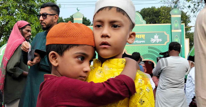 বিশেষ মোনাজাতে দেশ-জাতির শান্তি-শৃঙ্খলা ও নিরাপত্তা কামনা
