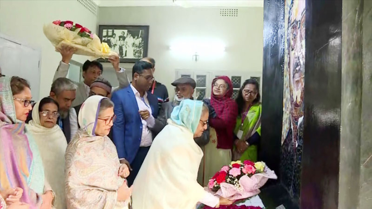 নির্বাচনে নিরঙ্কুশ জয়ে বঙ্গবন্ধুর প্রতিকৃতিতে শেখ হাসিনার শ্রদ্ধা নির্বাচনে নিরঙ্কুশ জয়ে বঙ্গবন্ধুর প্রতিকৃতিতে শেখ হাসিনার শ্রদ্ধা