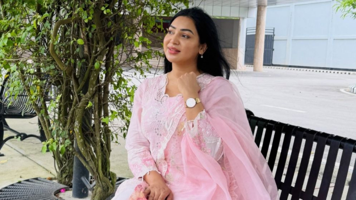 ‘তোমাকে ছাড়া এখনো বেঁচে আছি’