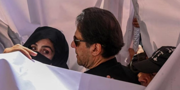 দেশ কাঁপানো বিক্ষোভের পর ইমরান-বুশরার বিরুদ্ধে আট মামলা