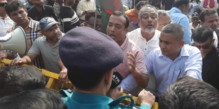বাধা পেল ভারতীয় হাইকমিশন অভিমুখে বিএনপির তিন অঙ্গ সংগঠনের পদযাত্রা বাধা পেল ভারতীয় হাইকমিশন অভিমুখে বিএনপির তিন অঙ্গ সংগঠনের পদযাত্রা
