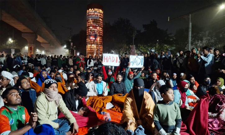 শীত উপেক্ষা করে হাদি হত্যার বিচার দাবিতে মধ্যরাতেও উত্তাল শাহবাগ