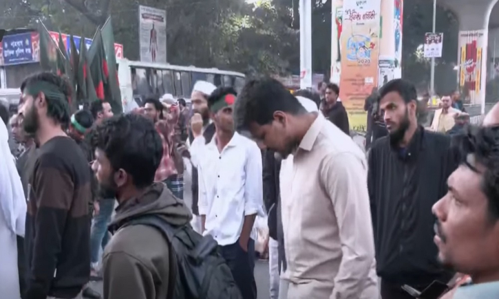 হাদি হত্যা: রাত পেরিয়ে সকালেও শাহবাগে বিক্ষোভকারীরা