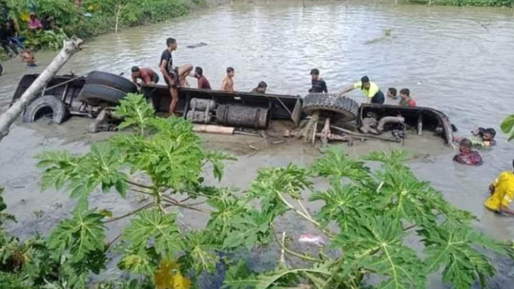 নিয়ন্ত্রণ হারিয়ে বাস খাদে, ১৭ জনের মৃত্যু