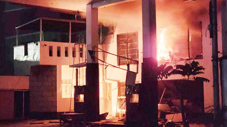 মহাখালীতে ফিলিং স্টেশনে বিস্ফোরণে একজনের মৃত্যু মহাখালীতে ফিলিং স্টেশনে বিস্ফোরণে একজনের মৃত্যু