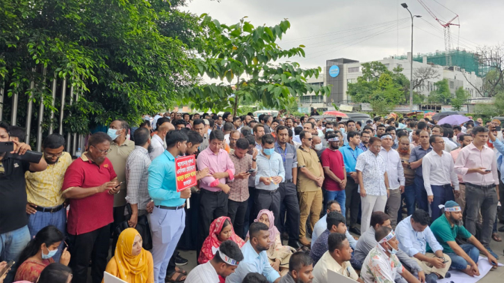 অবরুদ্ধ অবস্থায় এনবিআর, প্রধান ফটকের সামনেই চলছে শাটডাউন কর্মসূচি অবরুদ্ধ অবস্থায় এনবিআর, প্রধান ফটকের সামনেই চলছে শাটডাউন কর্মসূচি