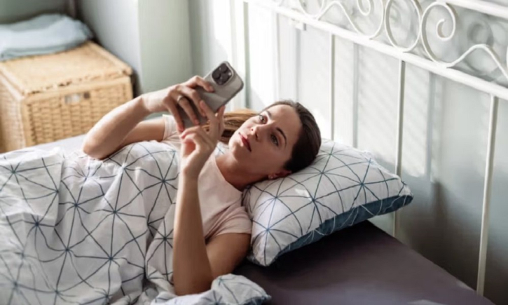 ঘুম থেকে উঠেই ফোন? মস্তিষ্কের যে ক্ষতি করছেন