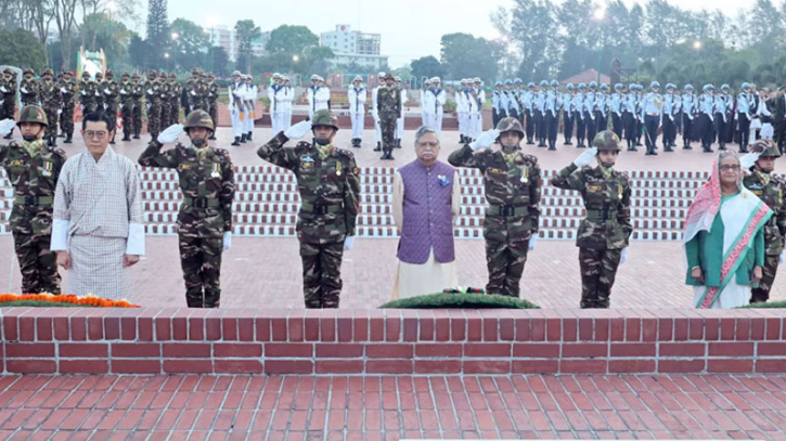 প্রথম প্রহরে জাতীয় স্মৃতিসৌধে রাষ্ট্রপতি-প্রধানমন্ত্রীর শ্রদ্ধা