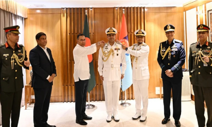 নৌবাহিনীর নবনিযুক্ত প্রধানকে র‍্যাঙ্ক ব্যাজ পরালেন প্রধানমন্ত্রী