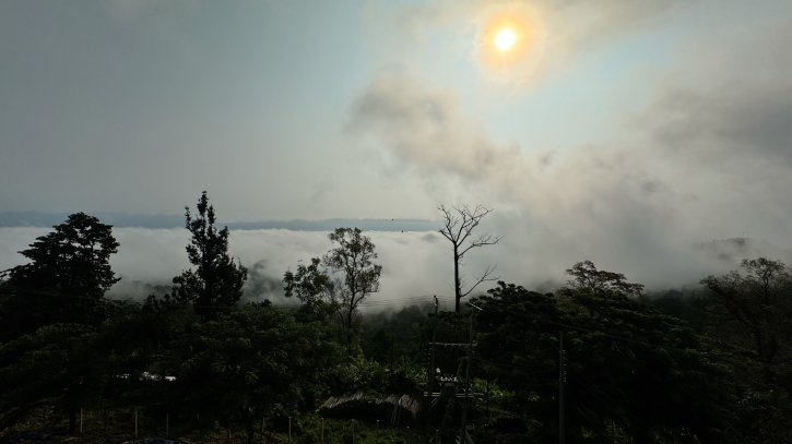 মেঘের সাথে প্রকৃতির মিতালি