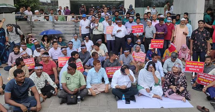 গলার কাঁটায় পরিণত আন্দোলন, ‘গণক্ষমা’ দাবি এনবিআর কর্মকর্তাদের গলার কাঁটায় পরিণত আন্দোলন, ‘গণক্ষমা’ দাবি এনবিআর কর্মকর্তাদের