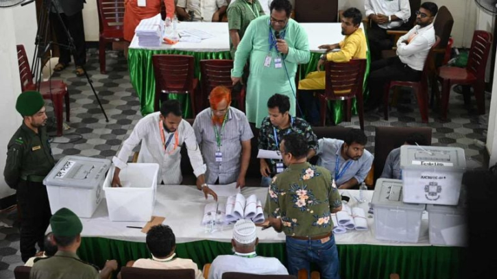 জাকসু নির্বাচন: ভোট গণনা কীভাবে হচ্ছে, কেন এত সময় লাগছে জাকসু নির্বাচন: ভোট গণনা কীভাবে হচ্ছে, কেন এত সময় লাগছে