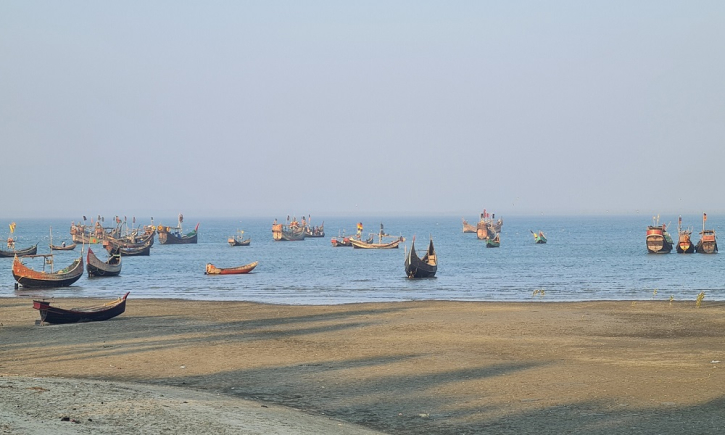 নাফ নদীতে আরাকান আর্মির তাণ্ডবে দিশেহারা বাংলাদেশি জেলেরা নাফ নদীতে আরাকান আর্মির তাণ্ডবে দিশেহারা বাংলাদেশি জেলেরা